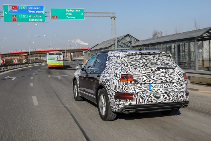 Nowy VW Touareg w drodze przez Polskę do Pekinu